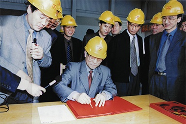 2002年4月3日，時(shí)任浙江省省長(zhǎng)柴松岳視察景興工業(yè)園