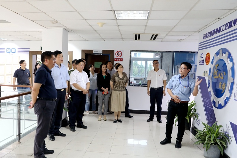 2020年7月29日，時(shí)任浙江省政協(xié)常委、社法委副主任、省總工會(huì)副主席、一級(jí)巡視員董建偉蒞臨景興紙業(yè)調(diào)研新時(shí)代工匠培育工作